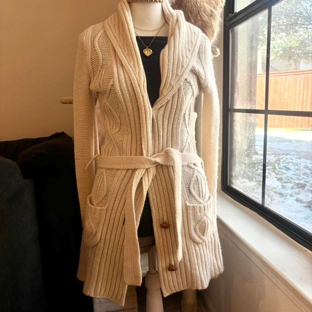 Cream and tan cable